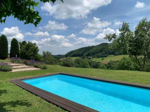 Bazén v ubytovaní Chalet in Styria with Pool & Panoramic Views alebo v jeho blízkosti