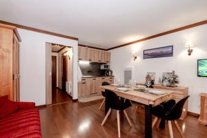 een keuken en eetkamer met een tafel en stoelen bij Family Apt With Superb View On The Mont Blanc in Les Houches