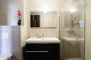 Koupelna v ubytování T2 PORTICCIO AGOSTA PLAGE 100M DE LA PLAGE + 25 fotografií