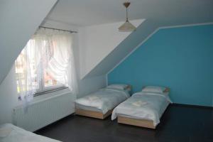 two beds in a room with a blue ceiling at Willa Rosa - Dom dla 20 osób z jacuzzi i sauną ogrodową Kaszuby in Bukowina