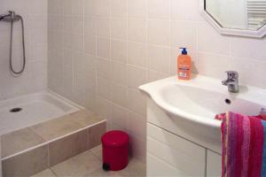 een badkamer met een wastafel, een douche en een bad bij holiday home, Pont-Saint-Esprit in Pont-Saint-Esprit