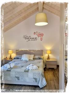 sypialnia z łóżkiem w pokoju w obiekcie Casa Vacanze Family w mieście Albisola Superiore