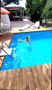 une personne dans une piscine avec un frisbee dans l'établissement Villa Etna, à Viagrande