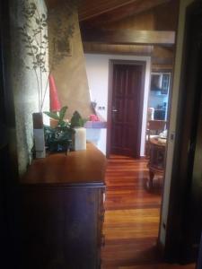 een keuken met een houten aanrecht in een kamer bij Casa emblemática Rosarillo Plaza de la Leña in Pontevedra