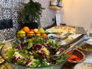 een salade in een glazen kom op een tafel bij Tylickie Wzgórze Spa & Wellness pensjonat dla rodzin z dziećmi in Tylicz +258 foto's