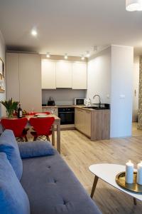 uma sala de estar e cozinha com um sofá e uma mesa em Maya's Flats & Resorts 26 - Panorama View em Gdansk