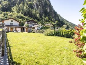 un patio con casas y una montaña en el fondo en holiday home, Strass im Zillertal en Strass im Zillertal