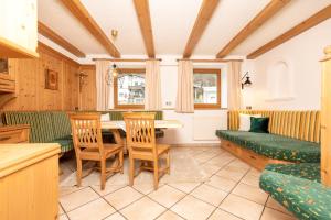 - un salon avec une table et des chaises dans l'établissement holiday home, Strass im Zillertal, à Strass im Zillertal