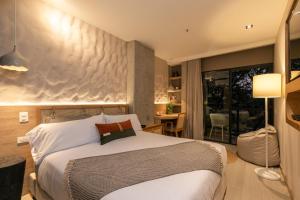Postel nebo postele na pokoji v ubytování Landmark Hotel
