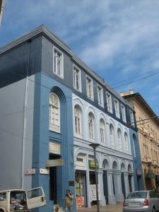 un edificio azul y blanco en una calle de la ciudad en Hotel Garden en Valparaíso