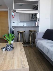 sala de estar con sofá y mesa en 2 Torres Calama, en Calama