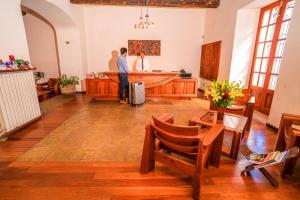 two people standing at the counter of a salon at Hotel Villa Antigua in Sucre