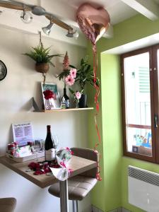 una stanza con pareti verdi e un tavolo con un palloncino di Le Clocher de Leonie by LPNL a Renage