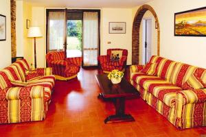 Sala de estar con sofás y mesa de centro en Agriturismo La Scopa Montaione, en Montaione