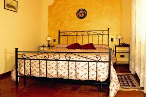 1 cama grande en un dormitorio con 2 mesitas de noche en Agriturismo La Scopa Montaione, en Montaione