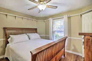 Rúm í herbergi á Lakefront Macon Home with Pool, Dock and Fishing!