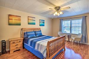 Rúm í herbergi á Lakefront Macon Home with Pool, Dock and Fishing!