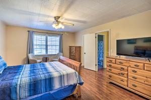 Rúm í herbergi á Lakefront Macon Home with Pool, Dock and Fishing! +33 myndir