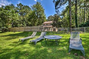 Garður fyrir utan Lakefront Macon Home with Pool, Dock and Fishing!