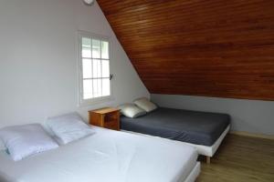 1 dormitorio con 2 camas y ventana en Cottage, Damgan-Kervoyal, en Damgan