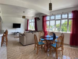 TV a/nebo společenská místnost v ubytování Suntoo Villa Wind & Kitesurf Accommodation