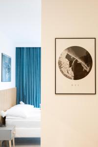 una camera con due letti e una foto a parete di Maya's Flats & Resorts 41 - Walowa 25 F 25 a Danzica