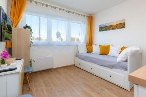 滨海拉塞讷The SUNSHINE- COZY-SEA VIEW - BEACH- HOST PROVENCE的一间带床和窗户的小卧室