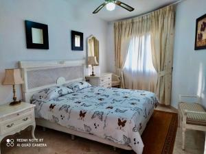 1 dormitorio con cama y ventana en Apartamento Club Algaida Beach, en Mijas Costa