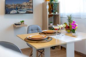 滨海拉塞讷The SUNSHINE- COZY-SEA VIEW - BEACH- HOST PROVENCE的餐桌,配有盘子和酒杯