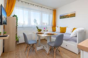 滨海拉塞讷The SUNSHINE- COZY-SEA VIEW - BEACH- HOST PROVENCE的小型公寓 - 带一张床和一张桌子及椅子