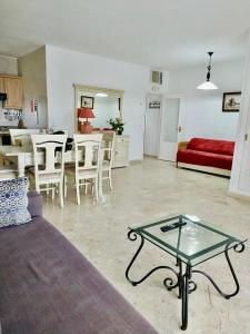 sala de estar con sofá y mesa en Apartamento Club Algaida Beach, en Mijas Costa