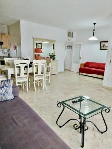 a living room with a couch and a table at Apartamento Club Algaida Beach in Mijas Costa