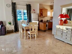 a kitchen with a table and chairs in a room at Apartamento Club Algaida Beach in Mijas Costa