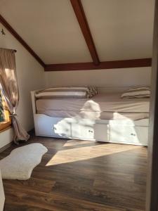 Postel nebo postele na pokoji v ubytování Krásná chata v Želivě