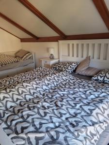 Una cama o camas en una habitación de Krásná chata v Želivě