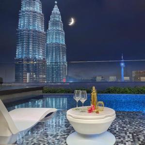 um quarto de hotel com vista para a cidade à noite em Like Home Star KLCC em Kuala Lumpur