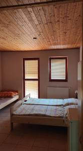 Postel nebo postele na pokoji v ubytování Lesní Restaurace Harrachovka