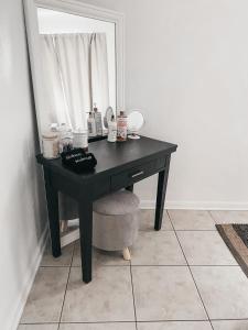 a black desk in a room with a mirror at Lovely Bohemian Apartment in Fort Lauderdale +2 photos