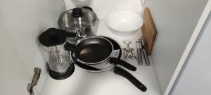 a kitchen counter with a tea pot and a blender at Ideales Monteurzimmer für bis zu 3 Personen in bester Lage l 1 Minute zum Bahnhof l Innenstadtnähe l Küche l Free-WLAN l Willkommen im Hallo!-Apartment 3 in Bad Wörishofen