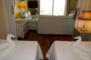 Posteľ alebo postele v izbe v ubytovaní ALMAR, TORREMOLINOS BEACHFRONT 606 by AlohaMalaga