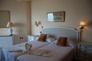 Posteľ alebo postele v izbe v ubytovaní ALMAR, TORREMOLINOS BEACHFRONT 606 by AlohaMalaga