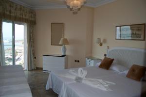 Posteľ alebo postele v izbe v ubytovaní ALMAR, TORREMOLINOS BEACHFRONT 606 by AlohaMalaga