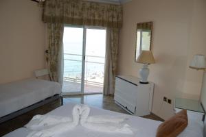 Posteľ alebo postele v izbe v ubytovaní ALMAR, TORREMOLINOS BEACHFRONT 606 by AlohaMalaga