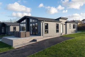 Gallery image of Hiraeth - Luxury Lodge with Hot Tub, Close to Beach in Penally