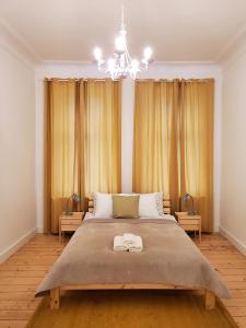 シュフィドニツァにあるCentrum Apartament Stylowyのベッドルーム1室(大型ベッド1台、シャンデリア付)