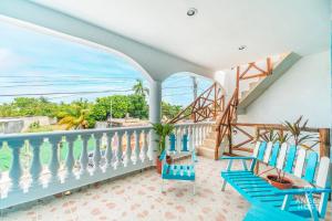 Parveke tai terassi majoituspaikassa Malecon Beach House in Progreso 1 block from beach