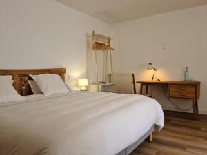 Un pat sau paturi într-o cameră la Bleu Outremer