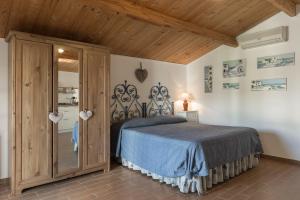 1 dormitorio con cama y techo de madera en Un Angolo di Paradiso, en Gaeta
