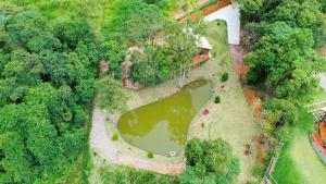 an aerial view of a pond in a park at Recanto Della Mata in Venda Nova do Imigrante