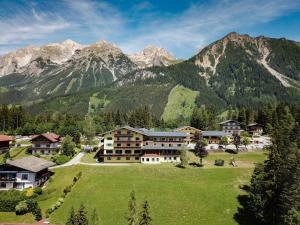 ośrodek wypoczynkowy w górach z górami w tle w obiekcie Mountain View Apartment w mieście Ramsau am Dachstein
